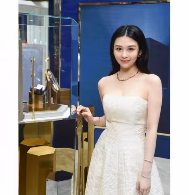 邱淑貞女兒與南韓男星金希澈貼臉合照粉絲:追不到你就追你的女兒