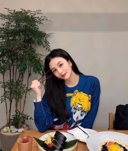 邱淑貞女兒與南韓男星金希澈貼臉合照粉絲:追不到你就追你的女兒