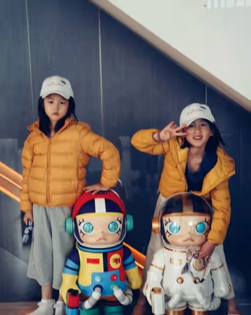 孫莉曬小女兒近照，7歲黃少艾顏值高鏡頭感超強，與閨蜜合照神似雙胞胎