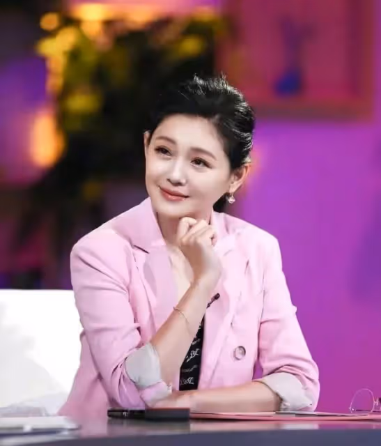 具俊曄直奔大S家,小姨子尬舞歡迎新姐夫,網友:這房子也太破了!一家子戲精!