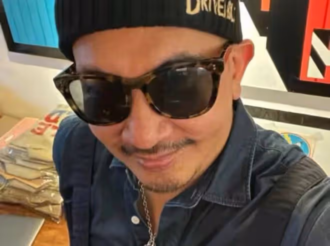 具俊曄直奔大S家,小姨子尬舞歡迎新姐夫,網友:這房子也太破了!一家子戲精!