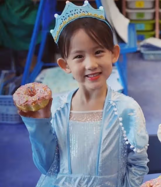 孫莉曬小女兒近照，7歲黃少艾顏值高鏡頭感超強，與閨蜜合照神似雙胞胎