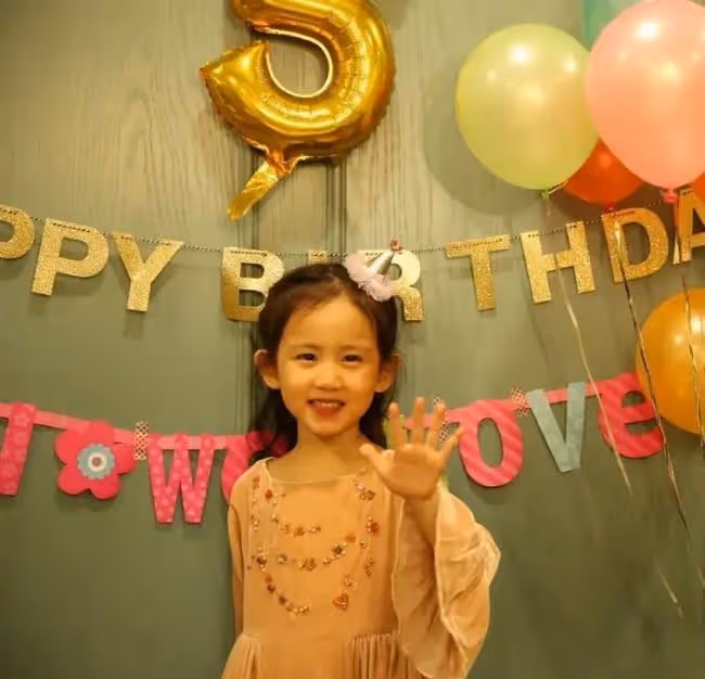 孫莉曬小女兒近照，7歲黃少艾顏值高鏡頭感超強，與閨蜜合照神似雙胞胎