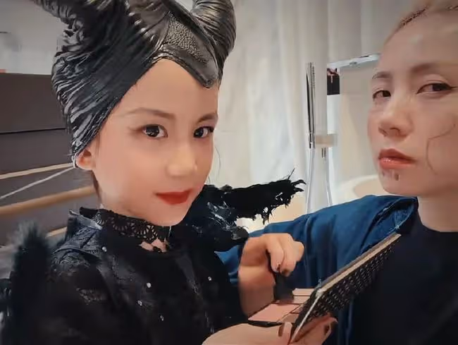 孫莉曬小女兒近照，7歲黃少艾顏值高鏡頭感超強，與閨蜜合照神似雙胞胎
