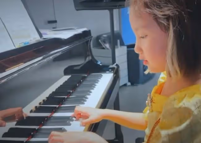 孫莉曬小女兒近照，7歲黃少艾顏值高鏡頭感超強，與閨蜜合照神似雙胞胎