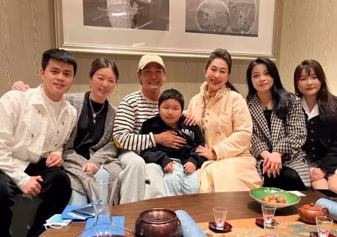 午馬前女友息影后轉行賣保險，內地豪宅意外曝光，裝修奢華似宮殿