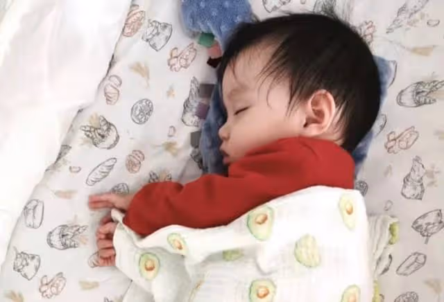 張梓琳罕曬二胎女兒，五官秀氣鼻樑高挺，嫁素人老公九年生兩女