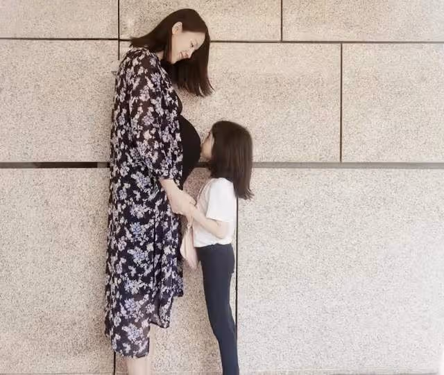 張梓琳罕曬二胎女兒，五官秀氣鼻樑高挺，嫁素人老公九年生兩女