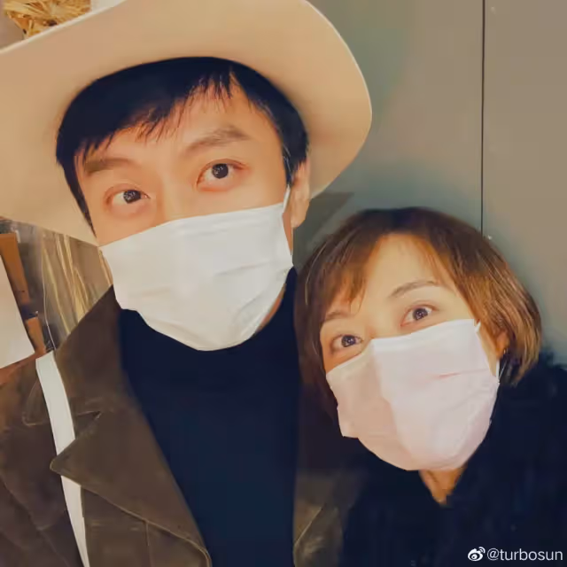 大咖女星路邊擺攤！她穿著低調「攜兒女街頭叫賣」寒風站4小時「背後苦心曝光」網讚：最棒身教