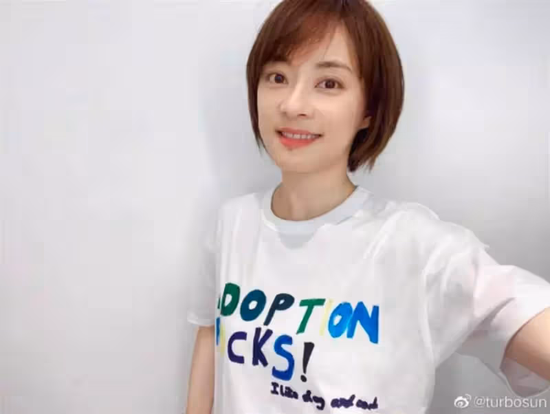 大咖女星路邊擺攤！她穿著低調「攜兒女街頭叫賣」寒風站4小時「背後苦心曝光」網讚：最棒身教