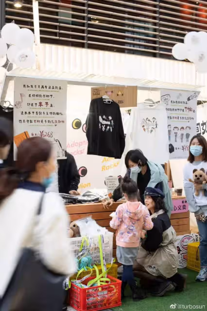 大咖女星路邊擺攤！她穿著低調「攜兒女街頭叫賣」寒風站4小時「背後苦心曝光」網讚：最棒身教