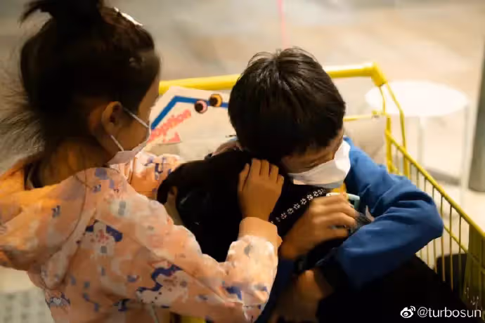 大咖女星路邊擺攤！她穿著低調「攜兒女街頭叫賣」寒風站4小時「背後苦心曝光」網讚：最棒身教