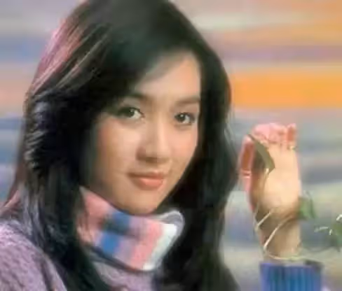 林青霞唯一接班人！疑倒追成龍引眾怒 32歲退圈　嫁富商後22年無子「60歲再露面」美到猜不出年齡