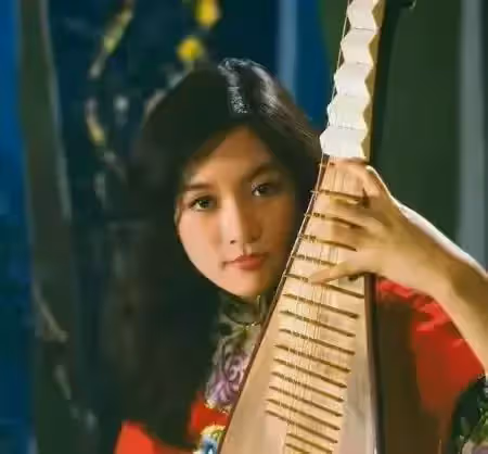 林青霞唯一接班人！疑倒追成龍引眾怒 32歲退圈　嫁富商後22年無子「60歲再露面」美到猜不出年齡
