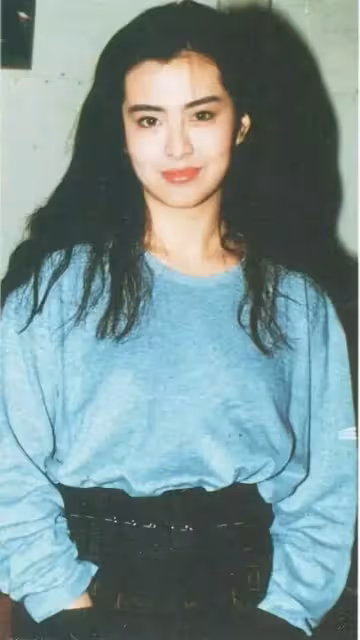 隱居加拿大15年！52歲王祖賢出席慈善募捐開「金口唱阿彌陀佛」復古紅裙扮相凍齡飄仙氣