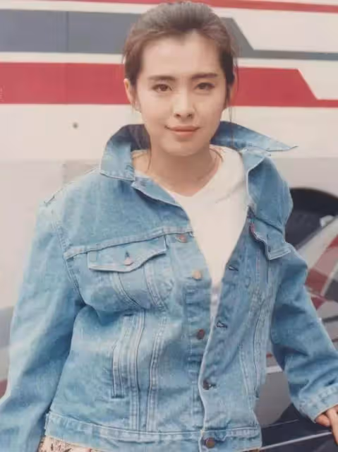 隱居加拿大15年！52歲王祖賢出席慈善募捐開「金口唱阿彌陀佛」復古紅裙扮相凍齡飄仙氣