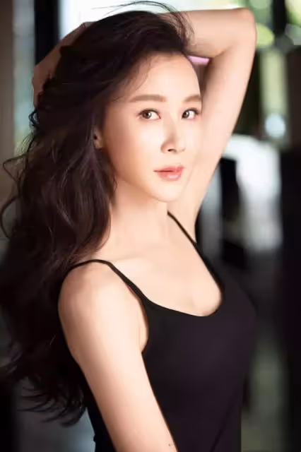 52歲「台灣第一美女」蕭薔近照曝光！現身活動「瘦如紙片人」走路靠助理扶　自曝每頓飯只吃兩口