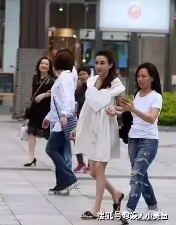 52歲「台灣第一美女」蕭薔近照曝光！現身活動「瘦如紙片人」走路靠助理扶　自曝每頓飯只吃兩口