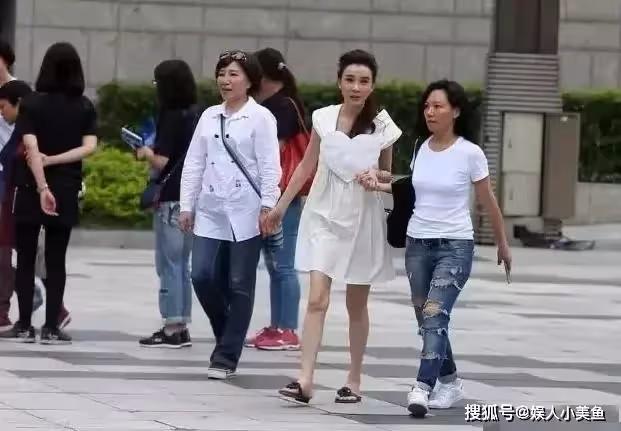 52歲「台灣第一美女」蕭薔近照曝光！現身活動「瘦如紙片人」走路靠助理扶　自曝每頓飯只吃兩口