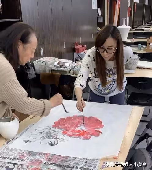 52歲「台灣第一美女」蕭薔近照曝光！現身活動「瘦如紙片人」走路靠助理扶　自曝每頓飯只吃兩口