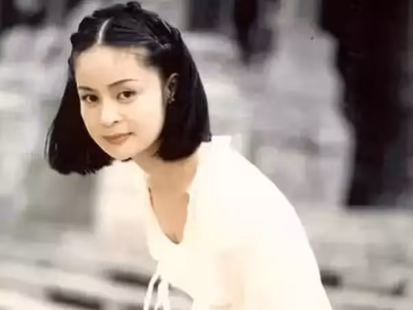 16歲出道曾被稱「鄧麗君接班人」，今鄉下撈金，顏值崩塌，53歲未婚無子，「高勝美」經歷了什麼