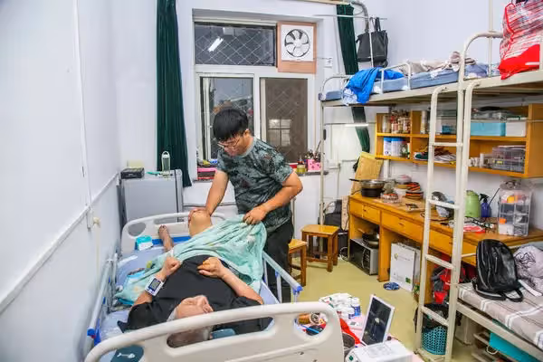 帶著父親上大學!「母逝父臥床」18歲孝兒扛家計 「與父形影不離」6年如1日:爸爸在哪,哪就是家