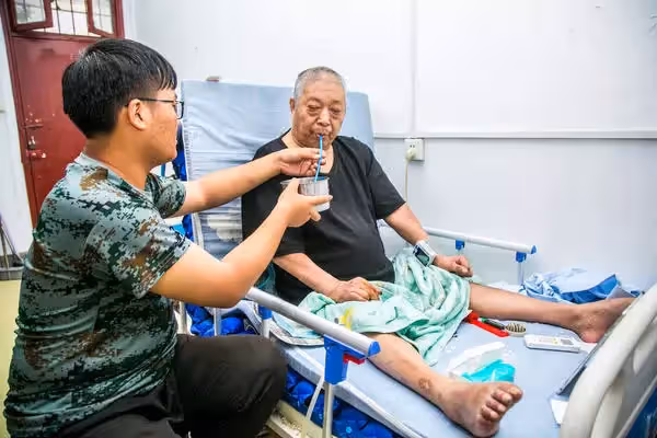 帶著父親上大學!「母逝父臥床」18歲孝兒扛家計 「與父形影不離」6年如1日:爸爸在哪,哪就是家