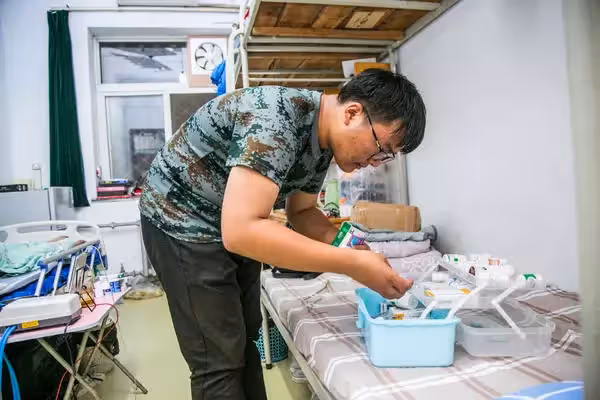 帶著父親上大學！「母逝父臥床」18歲孝兒扛家計　「與父形影不離」6年如1日：爸爸在哪，哪就是家