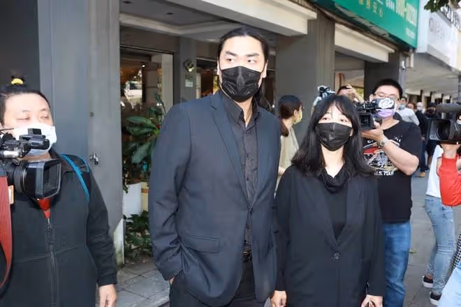 眾星現身送別顧寶明！「趙高」哭紅眼，金士傑悲痛陪伴老友3小時