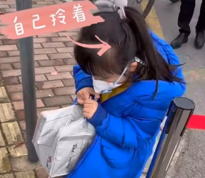 張萌全家為防疫人員送溫暖，女兒用臉盆熱牛奶親自送，卻意外遭批