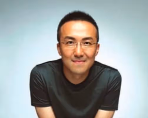 張萌全家為防疫人員送溫暖，女兒用臉盆熱牛奶親自送，卻意外遭批