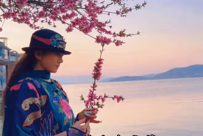 63歲楊麗萍在家侍奉長輩，老母親身體堪憂，走路顫巍需一路攙扶