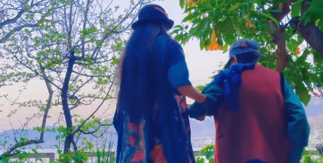 63歲楊麗萍在家侍奉長輩，老母親身體堪憂，走路顫巍需一路攙扶