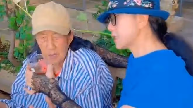 63歲楊麗萍在家侍奉長輩，老母親身體堪憂，走路顫巍需一路攙扶