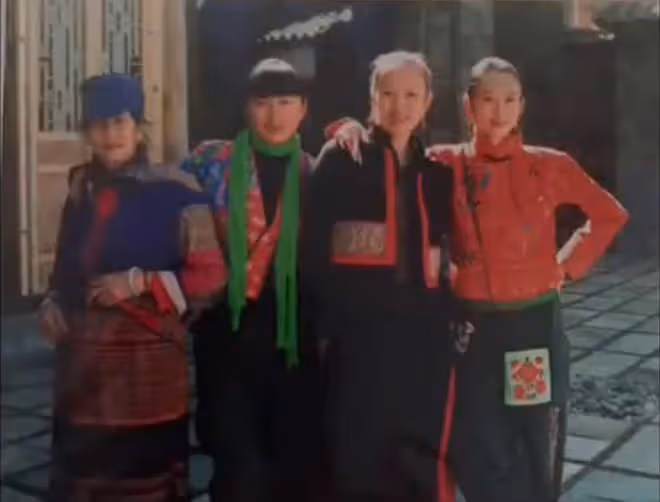 63歲楊麗萍在家侍奉長輩，老母親身體堪憂，走路顫巍需一路攙扶