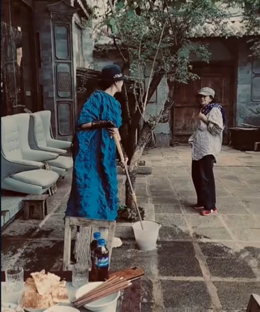 63歲楊麗萍在家侍奉長輩，老母親身體堪憂，走路顫巍需一路攙扶