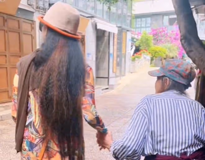 63歲楊麗萍在家侍奉長輩，老母親身體堪憂，走路顫巍需一路攙扶