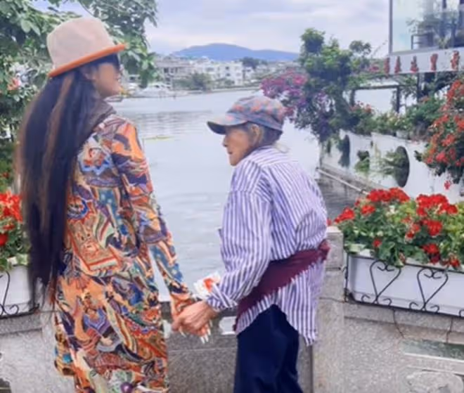 63歲楊麗萍在家侍奉長輩，老母親身體堪憂，走路顫巍需一路攙扶