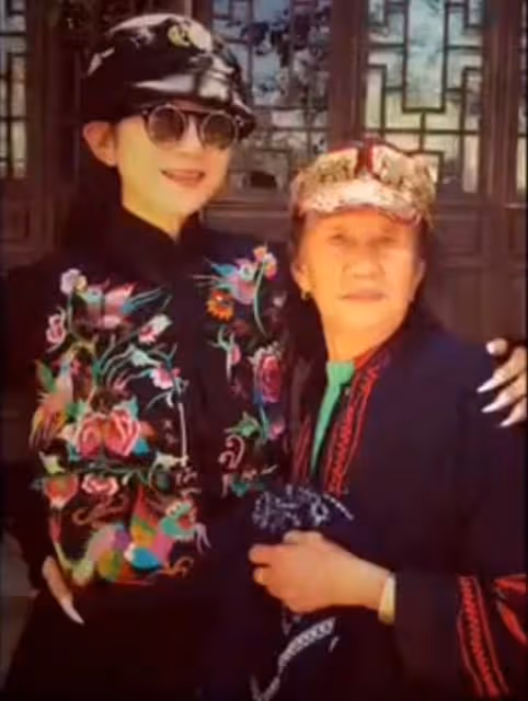 63歲楊麗萍在家侍奉長輩，老母親身體堪憂，走路顫巍需一路攙扶