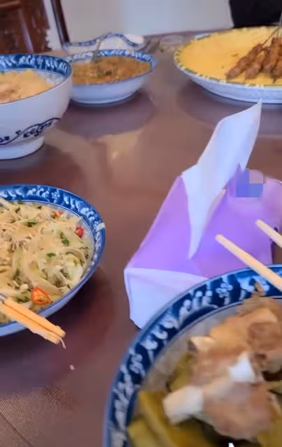 劉和剛與恩師家中聚會，65歲郁鈞劍滿面紅光，兩人舉杯豪飲感情深