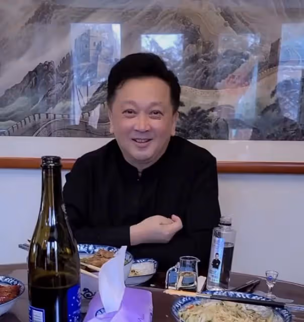 劉和剛與恩師家中聚會，65歲郁鈞劍滿面紅光，兩人舉杯豪飲感情深