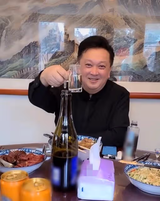 劉和剛與恩師家中聚會，65歲郁鈞劍滿面紅光，兩人舉杯豪飲感情深