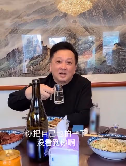 劉和剛與恩師家中聚會，65歲郁鈞劍滿面紅光，兩人舉杯豪飲感情深