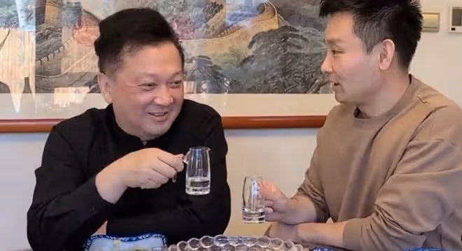 劉和剛與恩師家中聚會，65歲郁鈞劍滿面紅光，兩人舉杯豪飲感情深