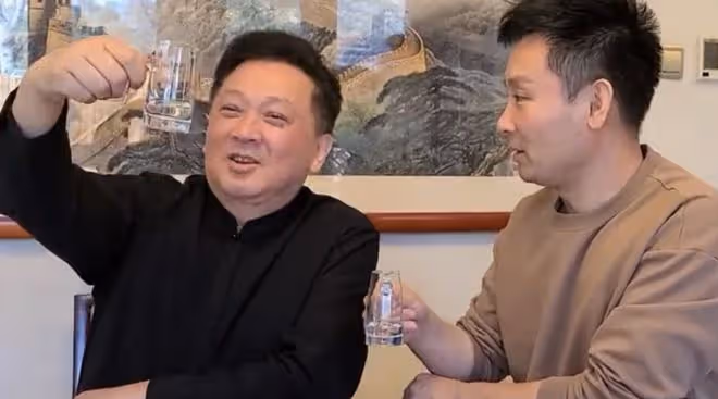 劉和剛與恩師家中聚會，65歲郁鈞劍滿面紅光，兩人舉杯豪飲感情深