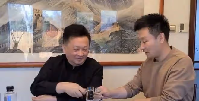 劉和剛與恩師家中聚會，65歲郁鈞劍滿面紅光，兩人舉杯豪飲感情深