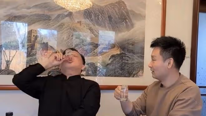 劉和剛與恩師家中聚會，65歲郁鈞劍滿面紅光，兩人舉杯豪飲感情深