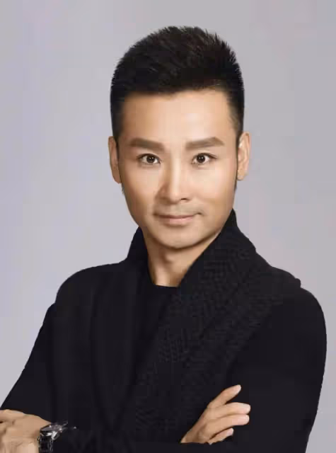 劉和剛與恩師家中聚會，65歲郁鈞劍滿面紅光，兩人舉杯豪飲感情深