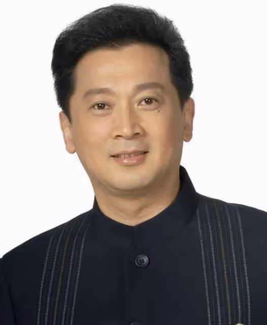 劉和剛與恩師家中聚會，65歲郁鈞劍滿面紅光，兩人舉杯豪飲感情深