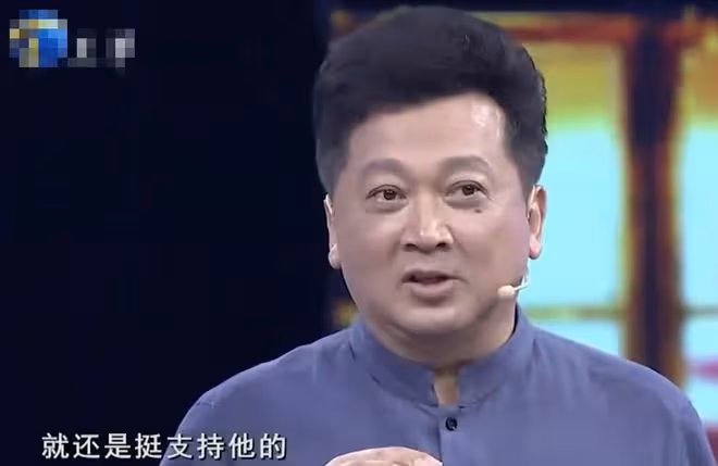 劉和剛與恩師家中聚會，65歲郁鈞劍滿面紅光，兩人舉杯豪飲感情深